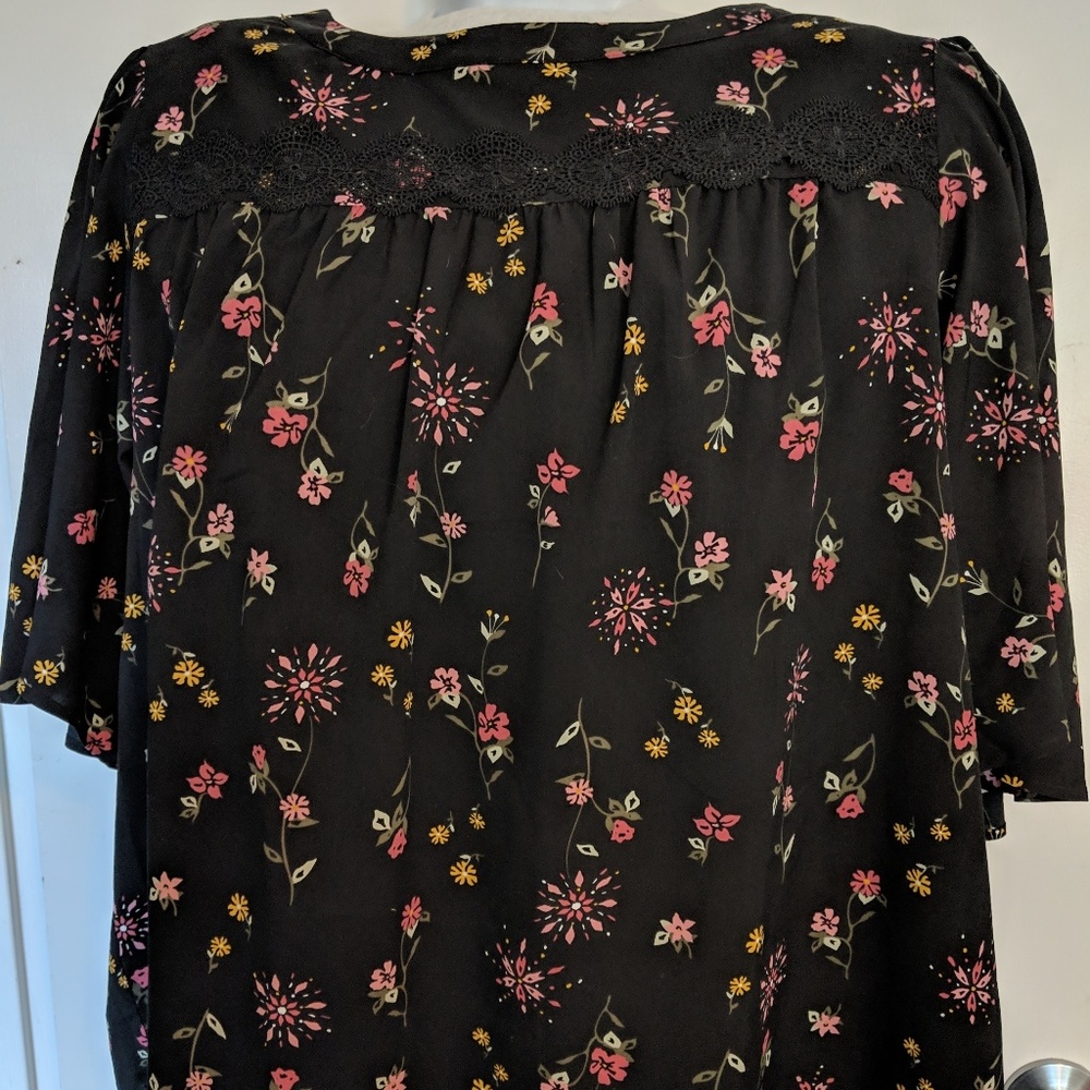 Black floral plus size top